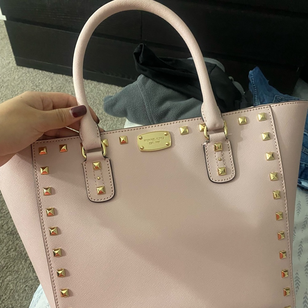 Baby pink Michael Kors with strap in very good conditions